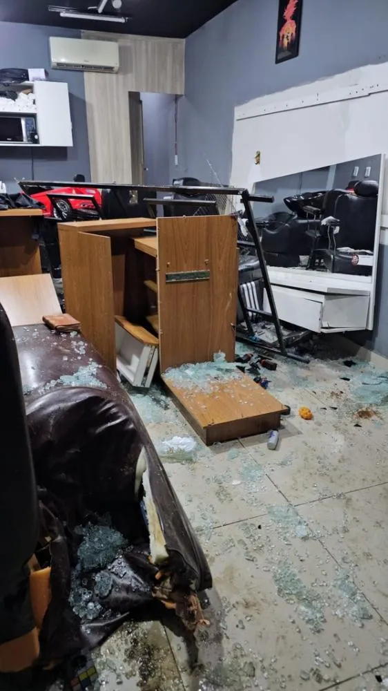Carro desgovernado invade barbearia e atinge criança de 4 anos em MG