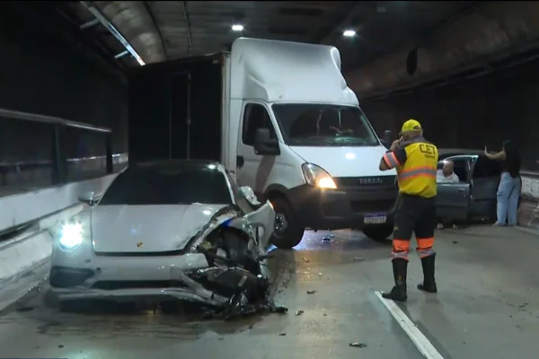 Acidente com Porsche deixa ferido e interdita Túnel Ayrton Senna, em SP