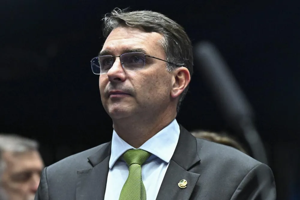 Flávio Bolsonaro diz que, se eleito, usará seu prestígio para reduzir maioridade penal