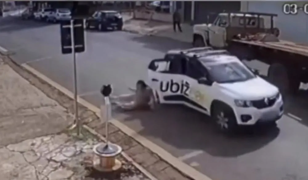 Passageira pula de carro de aplicativo em movimento após discussão com motorista em SP