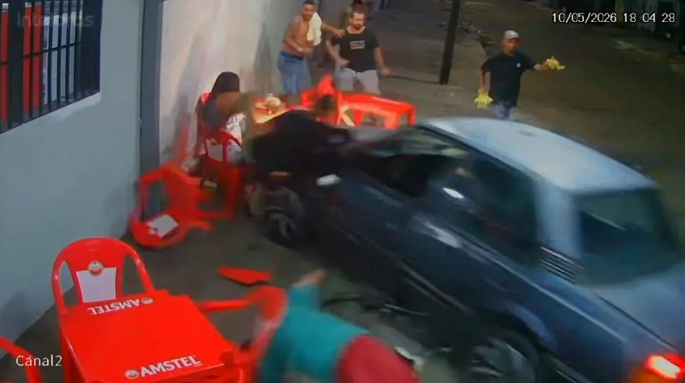 Motorista atropela três pessoas em distribuidora e é agredido em Goiás