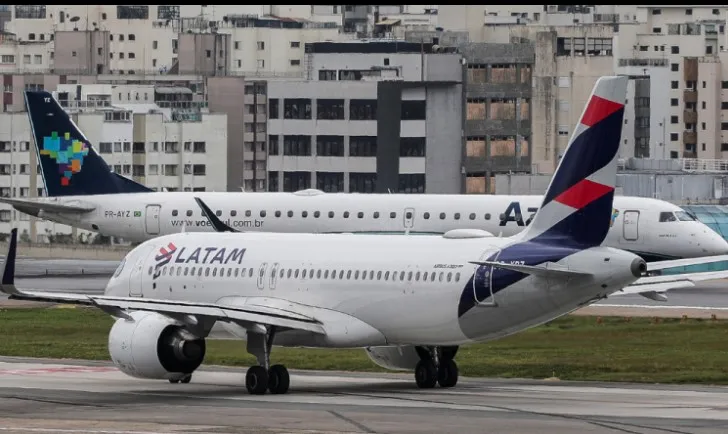 Passageira morre após cair de escada de avião no aeroporto de Congonhas, em SP