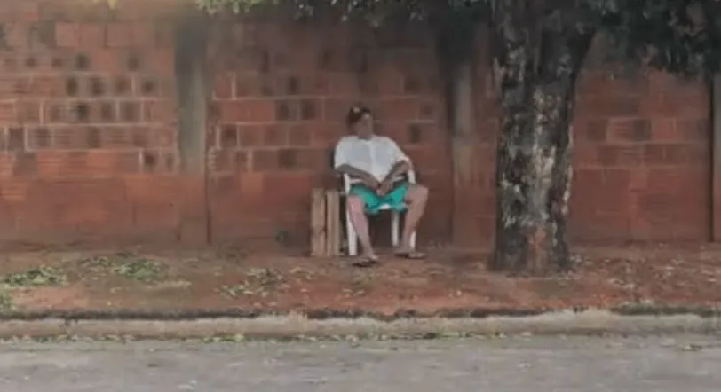 Idoso de 75 anos é preso em flagrante ao ser visto se masturbando em frente de escola em MT 