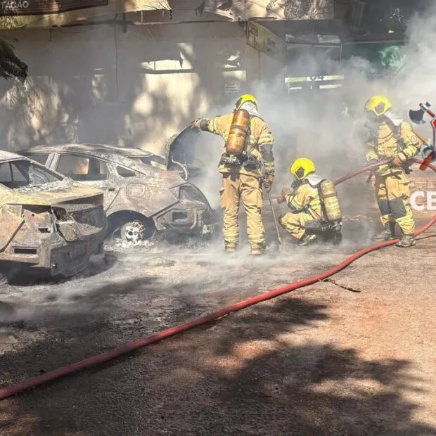 Incêndio destrói dois carros próximo à Feira dos Importados no DF 