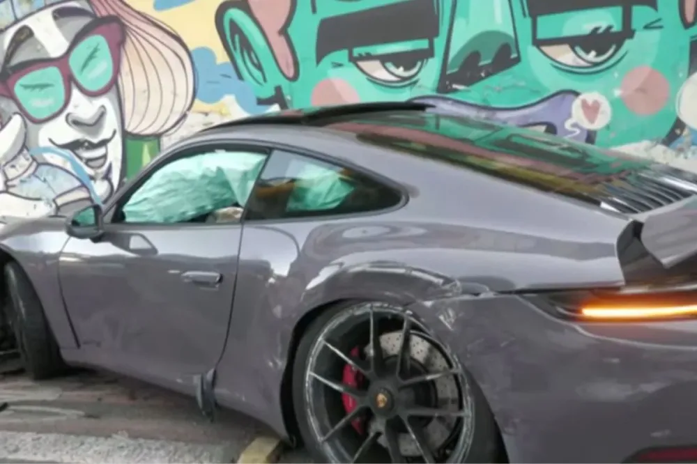 Motorista de Porsche perde controle e bate contra cinco veículos em SP