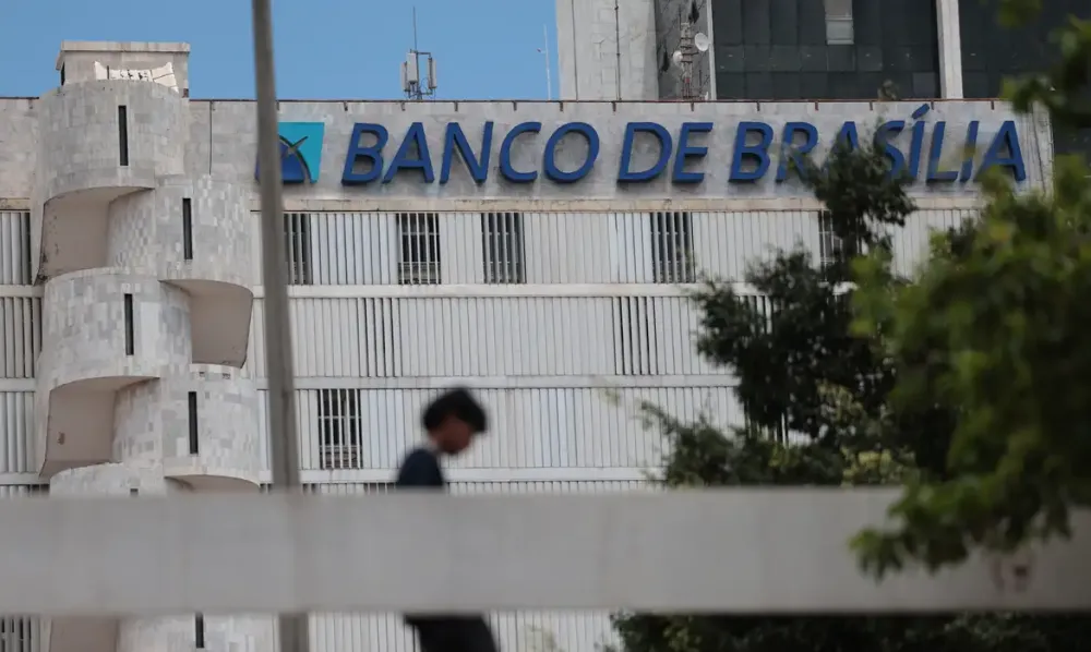 BRB e PicPay investigados por descontos ilegais em salários no DF