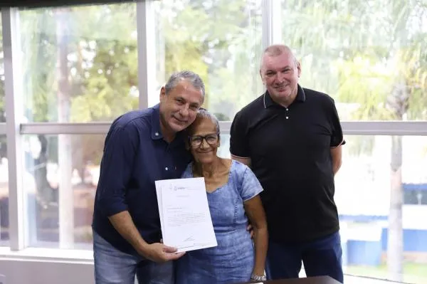 Prefeitura de Sorriso - MT entrega autorizações para escritura a 14 famílias e avança na regularização fundiária urbana