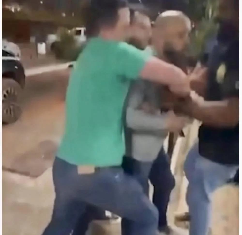 Discussão após spray de pimenta em DP termina com advogado detido.