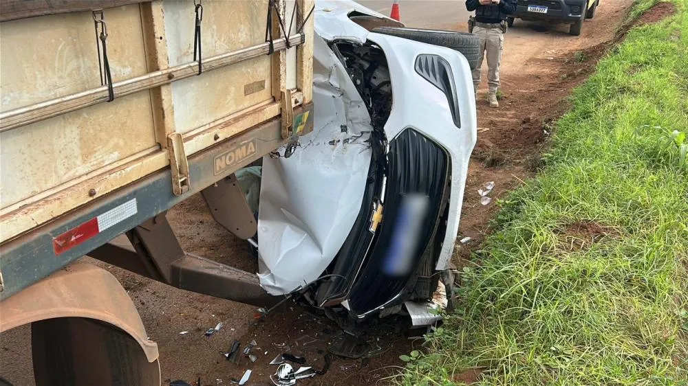 Motorista perde controle e colide em carreta na BR-163 em Sorriso (MT)